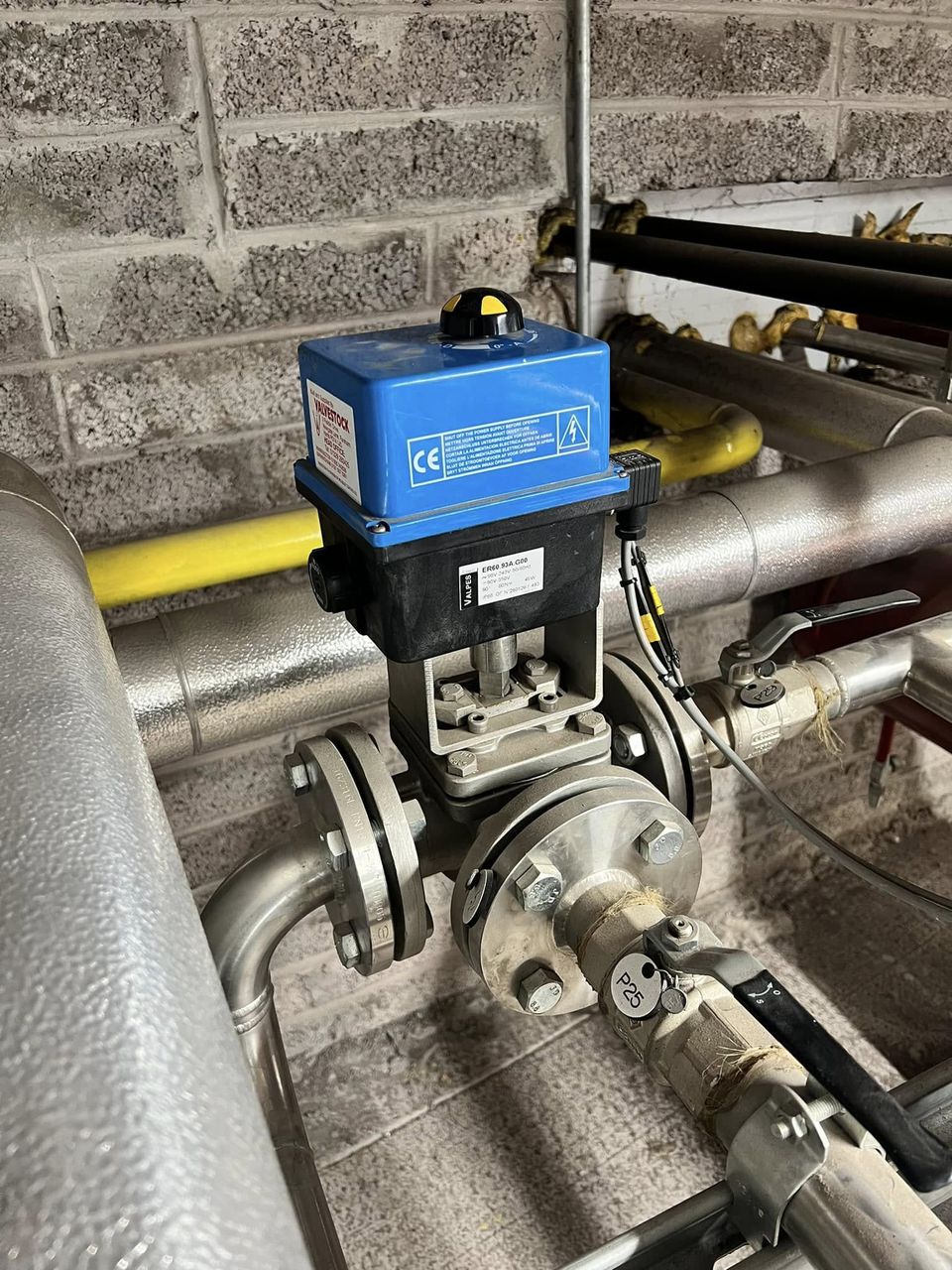 Motorised valve on an ammonia heat recovery line