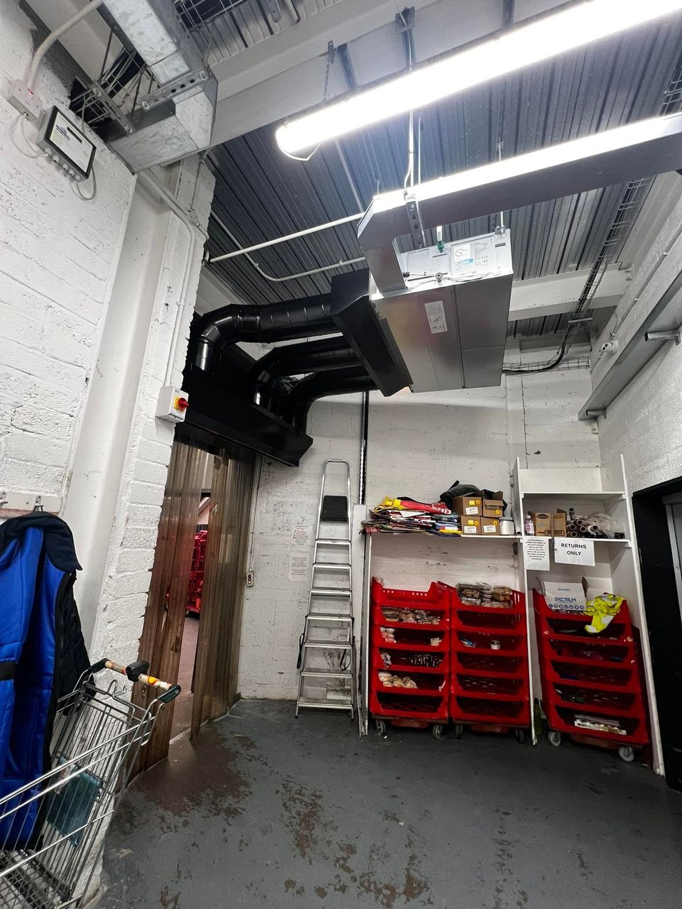 Ducted air conditioning installation in a commercial unit