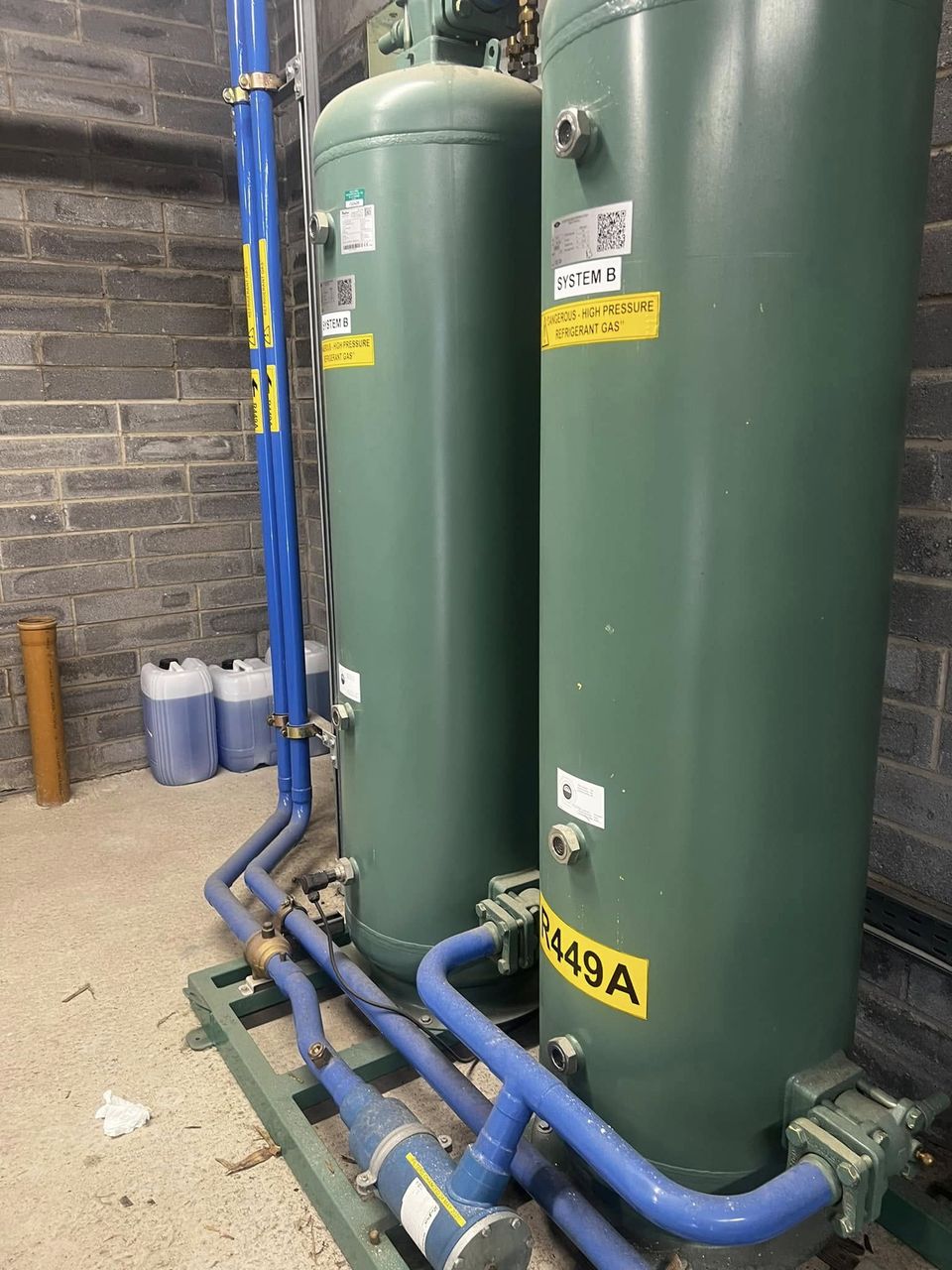Refrigerant receivers in a plant room